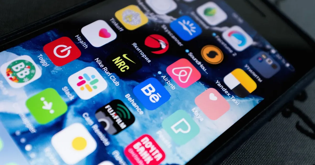Tampilan APK Luxury138 di perangkat Android dengan menu game lengkap