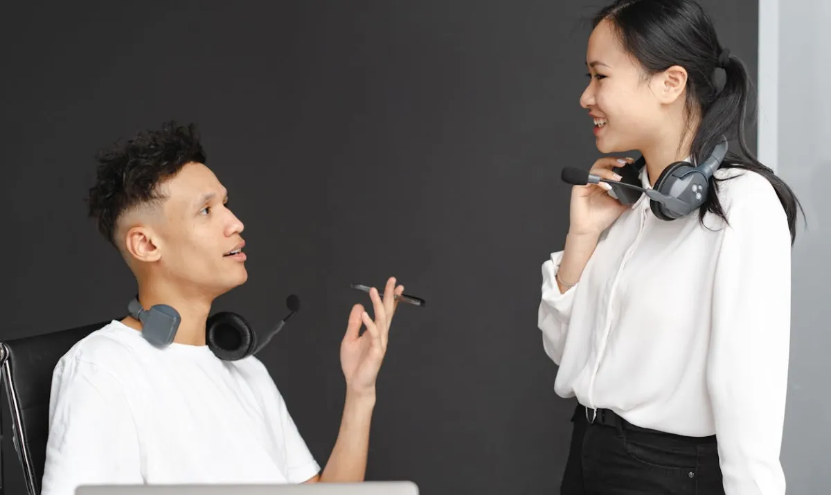 Tampilan fitur live chat Luxury138 dengan ikon kanal WhatsApp, Line, dan SMS untuk CS 24/7